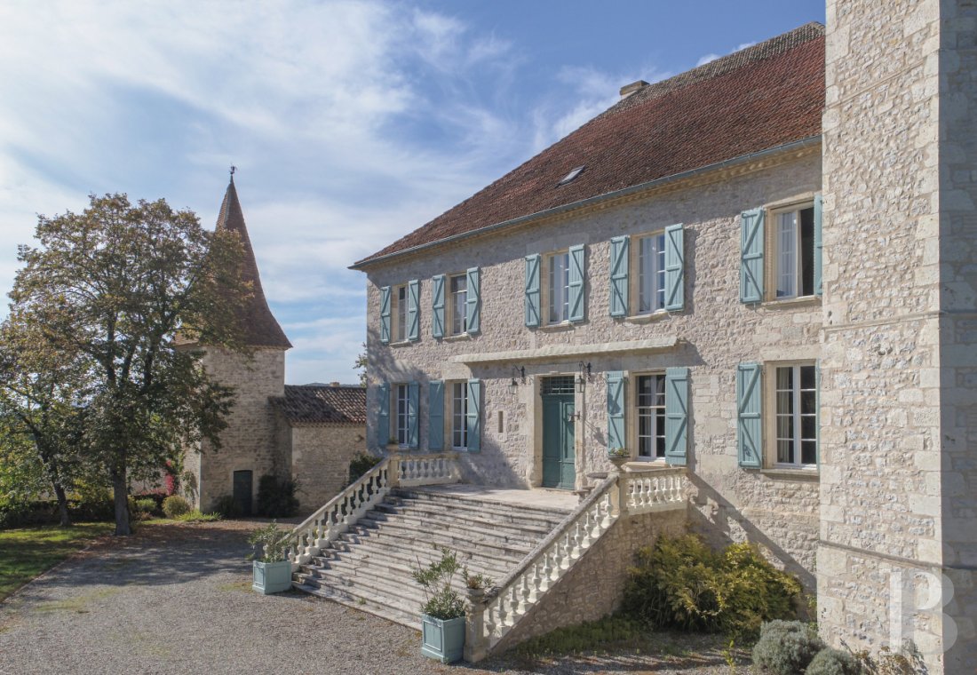 An 18th century chateau surrounded by trees and hills in the Lot valley - photo  n°5